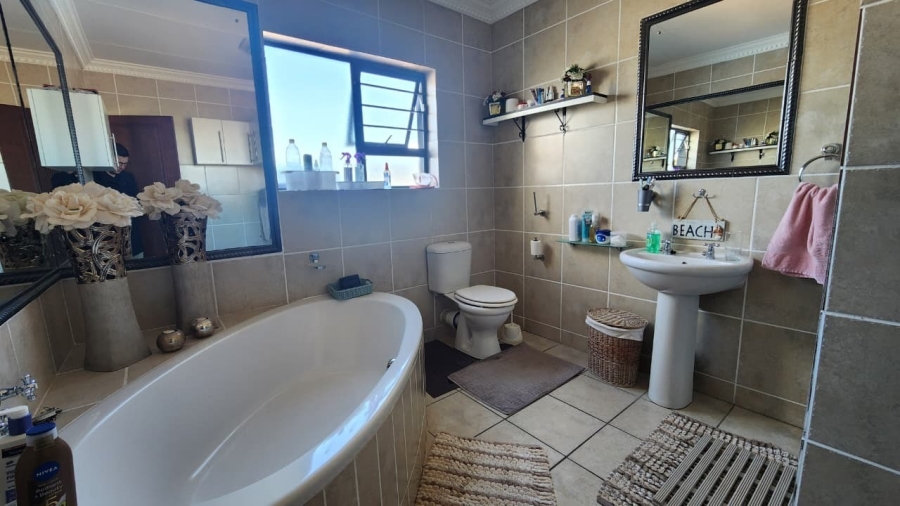 5 Bedroom Property for Sale in Country Club Western Cape